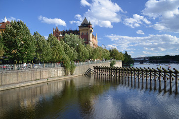 Wełtawa w Pradze latem/Vltava river in Prague by summer time, Czech Republic - obrazy, fototapety, plakaty