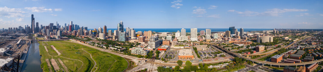Fototapeta na wymiar Downtown Chicago cityscape panorama