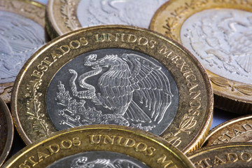 detalle de monedas mexicanas amontonadas