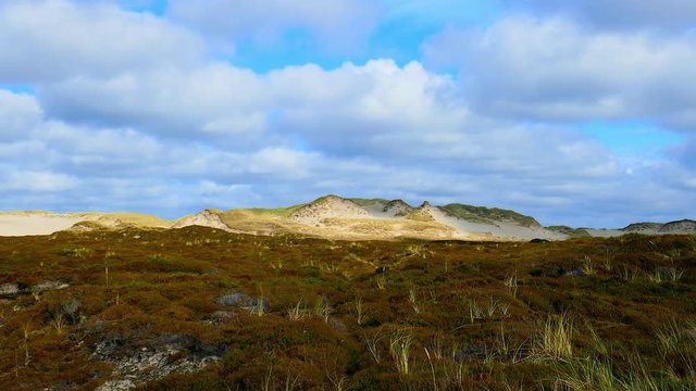 Sylt Nordsee - ziehende Wolken &uuml;ber  D&uuml;nen Landschaft Wattenmeer