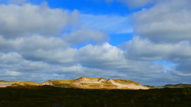 Sylt Nordsee - ziehende Wolken &uuml;ber  D&uuml;nen Landschaft Wattenmeer