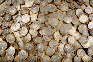 Fondo con muchas monedas mexicanas Horizontal.  Background with many Mexican coins Horizontal