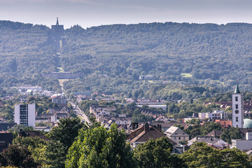 Blick von der Innenstadt in Kassel in Richtung Herkules und dem Bergpark - obrazy, fototapety, plakaty