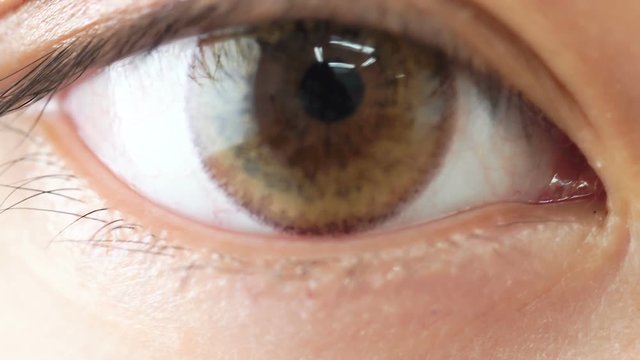 若い女性　目を開けて　瞬き　クローズアップ　ズームイン