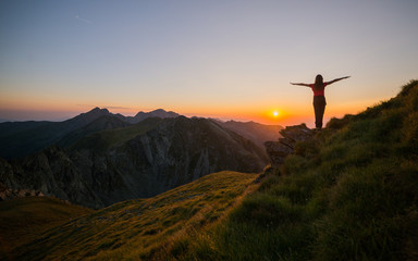 Obraz premium Girl watching sunset in Fagaras mountains