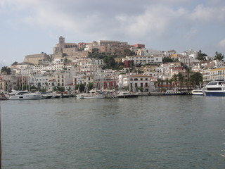 Fototapeta na wymiar Panorama di Ibiza, città vecchia vista dal mare
