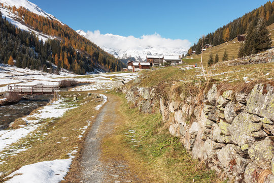 Dischmatal mit Wanderweg und historischer Trockenmauer in Davos in Graub&uuml;nden, Schweiz