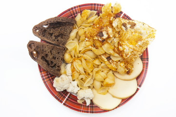 Macaroni with slices of black bread, roasted egg