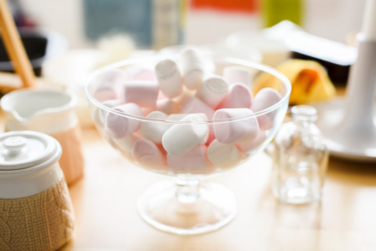White and pink marshmellows in glass vase on dessert table