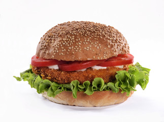 Hamburguesa de pollo con tomate.