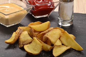 Patatas fritas con concha y salsas