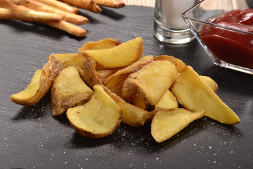Patatas fritas con concha y salsas