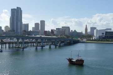PORT DE MIAMI VU D'UN BATEAU DE CROISIERE
