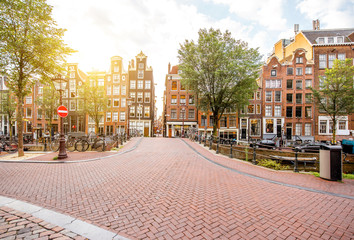Fototapeta premium Poranny widok na piękne budynki dzielnicy czerwonych latarni w Amsterdamie