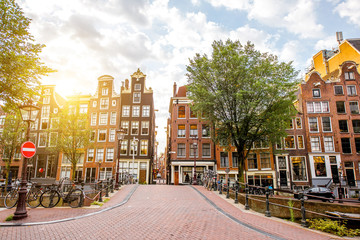 Obraz premium Poranny widok na piękne budynki dzielnicy czerwonych latarni w Amsterdamie