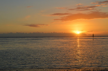 Obraz premium Zachód słońca na Oceanie Indyjskim na wyspie Reunion