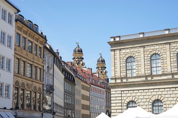 Fototapeta na wymiar Stadtpanorama München: Theatinerkirche, Feldherrenhalle, Residenz und Fussgängerzone