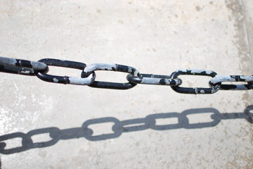 Abgenutzte Kette mit Schatten