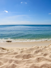 Fototapeta na wymiar Sandstrand auf Jamaika mit klarem Himmel