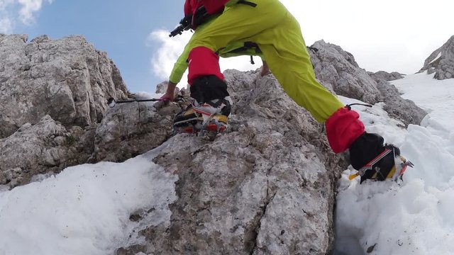 Alpinismo con ramponi sul ghiaccio