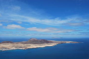Insel im Ozean mit bewölktem Himmel