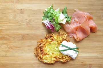 Kartoffelpuffer Rösti mit Salat und Räucherlachs