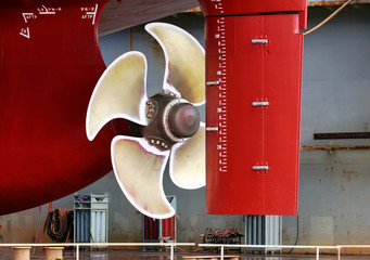 Schiffsschraube eines Frachtschiffes im Trockendock, Werft in Norddeutschland