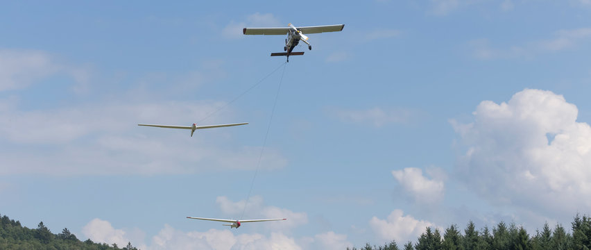 two sailplanes beeing towed from a motorplane