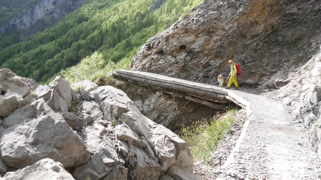 Passaggio sul ponticello sospeso