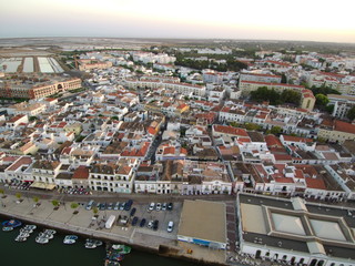 Tavira desde el aire. Tavira es una ciudad portuguesa del distrito de Faro, región del Algarve