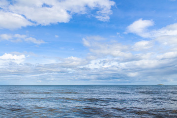 Obraz premium Blue sea with waves and clear blue sky with cloud(ocean,wave,sea)