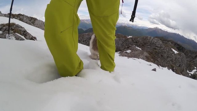 Soggettiva di trekking sul nevaio