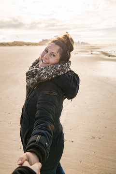 Gl&uuml;ckliche Frau  am Strand von Blankenberge in Belgien