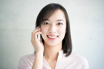 スマートフォンで話す女性