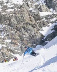 Fotobehang Skifahrer im steilen Offpiste-Revier © ARochau