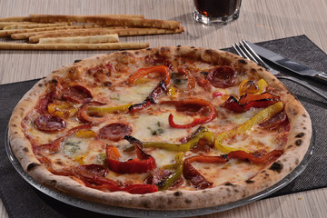 Pizza con peperoni,salame y pimenton.