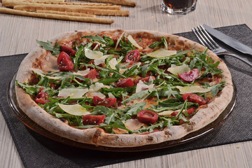 Pizza con vegetales y queso parmesano.