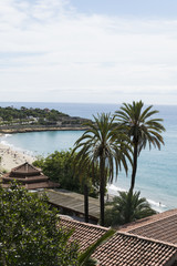 Fototapeta na wymiar Tarragona playa en la ciudad. Vista de una de las playas en el litoral de la ciudad. 