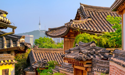 Obraz premium Tradycyjna architektura w stylu koreańskim w Bukchon Hanok Village w Seulu, w Korei Południowej.