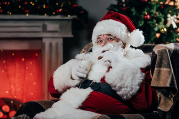 Obraz na płótnie Canvas santa with cookies and milk