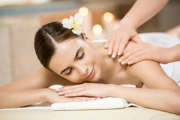 Obraz na płótnie Canvas woman in massage salon