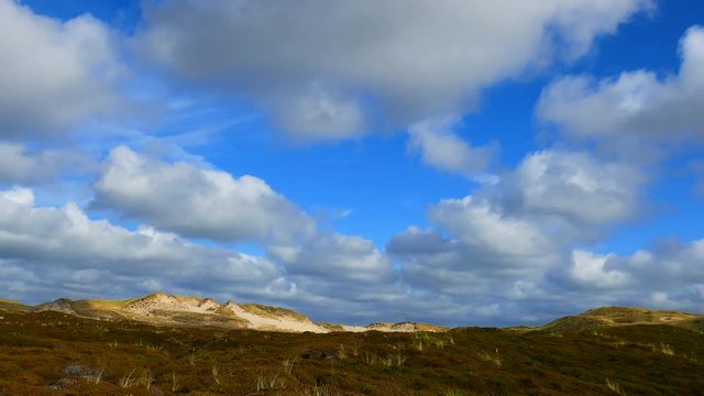 Sylt Nordsee - ziehende Wolken &uuml;ber  D&uuml;nen Landschaft Wattenmeer