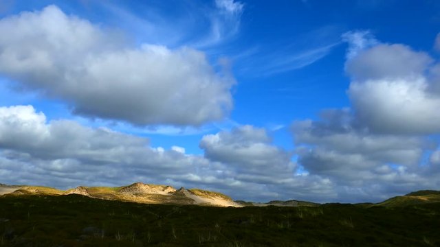 Sylt Nordsee - ziehende Wolken &uuml;ber  D&uuml;nen Landschaft Wattenmeer