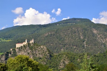 Fototapeta na wymiar Burg in den Alpen