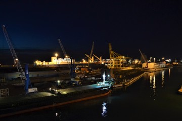 Fototapeta na wymiar Hafen bei Nacht