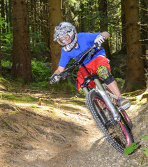 junger Downhiller im Wald