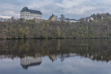 Obraz premium Spiegelbild von Schloß Burgk