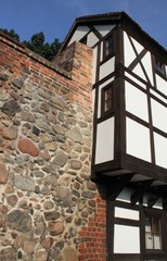 Fototapeta na wymiar Typisch Neubrandenburg: Wiekhaus an der Stadtmauer (Stadtseite am Stargarder Tor)