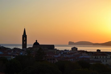 Stadt in Italien bei Sonnenuntergang