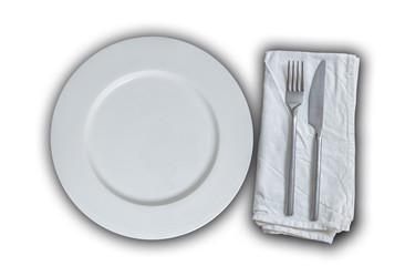 Leerer Teller mit Besteck freigestellt Konzept